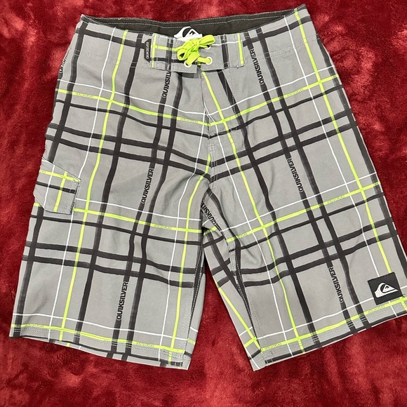 Quiksilver and Hang Ten boys boardshorts size 10, used good condition - Picture 2 of 10